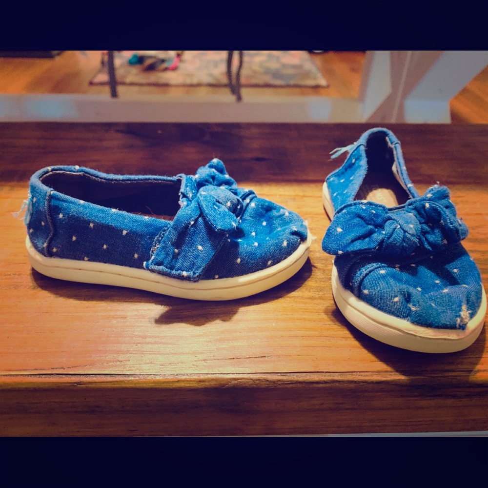 Toms blue with white polka dots